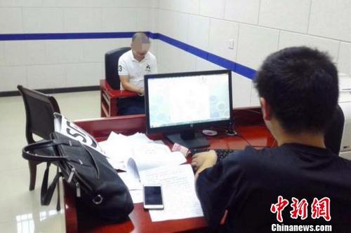 中国侨网警方对犯罪嫌疑人进行审讯 当阳警方 供图