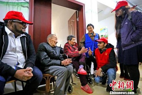 中国侨网广思和同学们在敬老院开展志愿服务活动。　付蓓蓓　摄