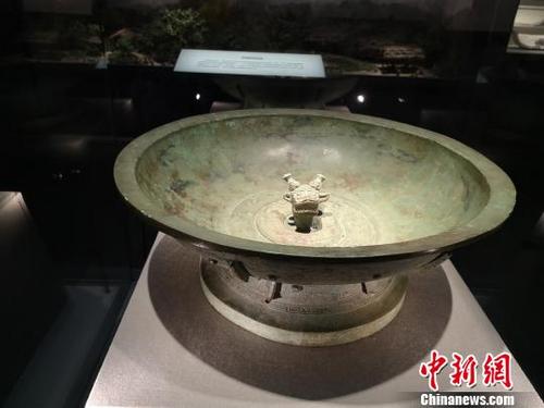 中国侨网国宝级文物青铜夔纹蟠龙盘。　童笑雨　摄