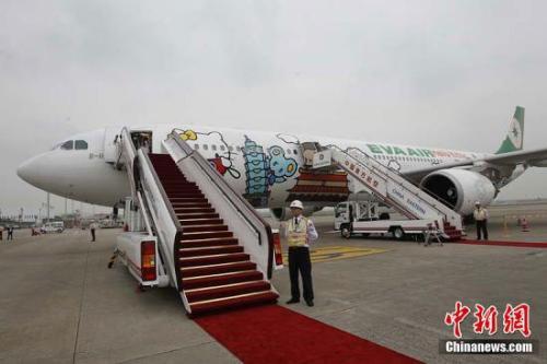 中国侨网资料图：台湾长荣航空推出的全球首创Hello Kitty彩绘机首航上海虹桥机场。潘索菲 摄