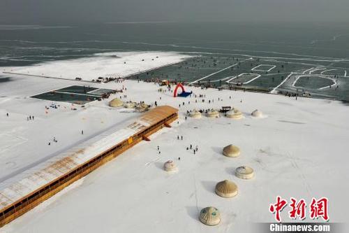 中国侨网12月31日，在新疆博湖县博斯腾湖大河口景区，游客在趣味项目中戏雪狂欢，尽享冰雪之乐。　年磊　摄