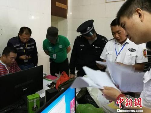 中国侨网执法人员在涉案公司开展检查工作。　三亚市旅游质监局供图　摄