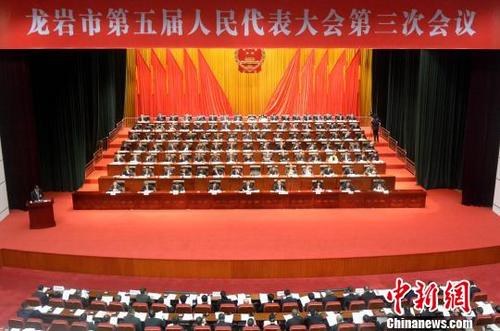 中国侨网龙岩市市长林兴禄在第五届人大三次会议上表示，要高质量推进文旅康养产业，突出红色、生态、客家三大主题，打造“红色文化之都”。　张金川　摄