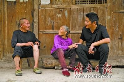 中国侨网在三穗县寨头村挂职第一书记的华侨城扶贫干部尹剑走访村民