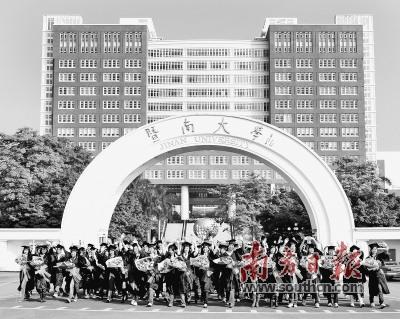 中国侨网 暨南大学已经培养了来自世界170多个国家和地区的30多万人才。 暨南大学供图