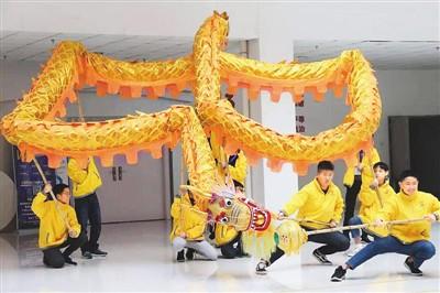中国侨网图为华裔青少年正在学习传统舞龙艺术。 　　吴 伟摄