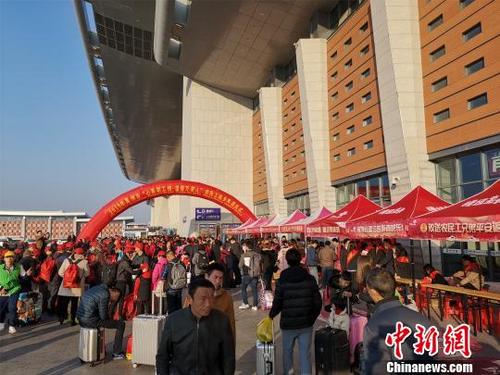 中国侨网1月28日，泉州动车站广场前人潮涌动，千余名在泉务工人员乘“专列”返乡。　陈龙山　摄