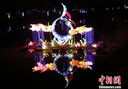 中国侨网彩灯倒映在水中。　谷华　摄