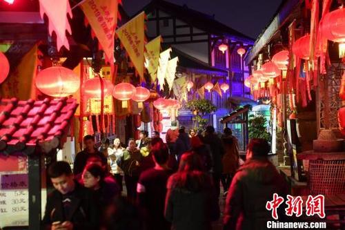 中国侨网南津关古镇张灯结彩吸引各地游客。　张浪　摄