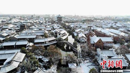 中国侨网近日，受冷空气和暖湿气流影响，山东枣庄迎来大雪。　孔闯　摄