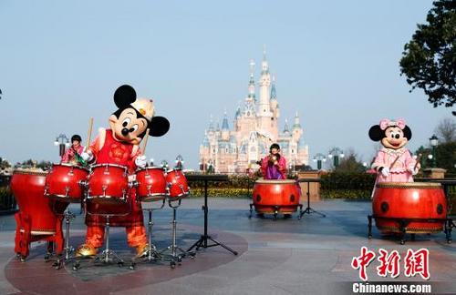 中国侨网米奇与米妮在进行传统鼓乐表演。 汤彦俊 摄