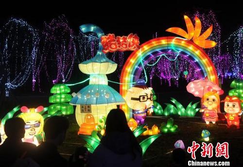 中国侨网福建漳州英桥花海花灯组陪伴市民欢度新春佳节,自1月31日亮灯以来,吸引大量市民前往观赏。图为英桥花海花灯组。 张金川 摄