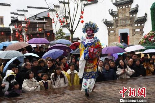 中国侨网2月9日,江西婺源梦里老家演艺小镇游人如织,大批市民、游客在观看演出中欢度春节。 单长华 摄
