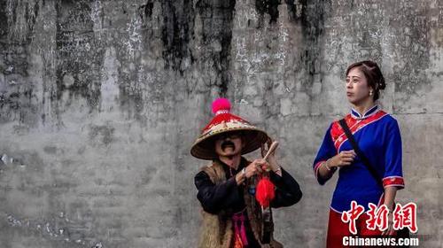 中国侨网身着福建湄洲女服装及报马仔装扮的台湾信众。 王文贤 摄