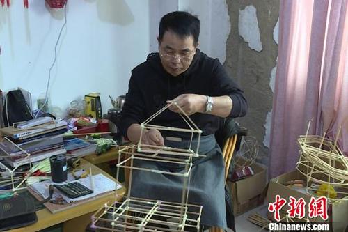 中国侨网“泉州花灯”福建省级非物质文化遗产传承人陈晓萍正在制作花灯。 钟欣 摄