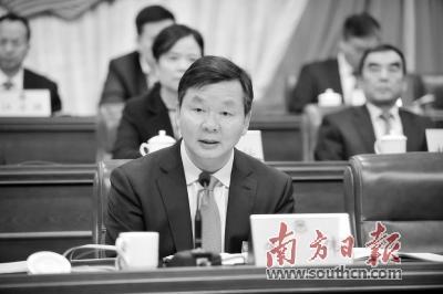 中国侨网佛山市市长朱伟在“抢麦大战”上回应了委员们的提议。南方日报记者 戴嘉信 摄