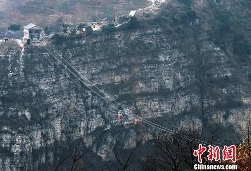 中国侨网2月15日，横跨大峡谷的古路村索道。　王磊　摄