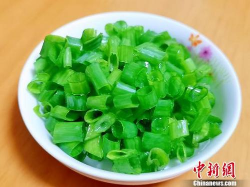 中国侨网台山人将葱切成粒状称为葱花　李晓春　摄