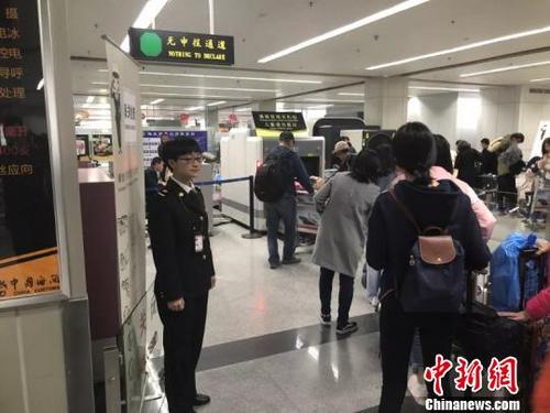 中国侨网福州长乐机场海关旅检现场。　供图