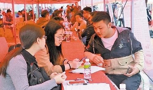 中国侨网2月18日，江门市人社局举办今年首场大型公益招聘会，共有260家企业进场招聘。黄烨倩 摄