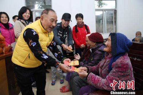 中国侨网冯焕文向104岁的老人送上慰问“利是”　刘烁　摄