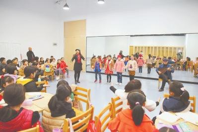 中国侨网罗纯祯和林素梅老师在澳头超旷美术馆开班授课。
