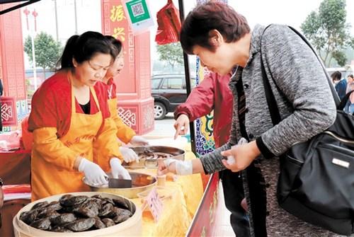中国侨网“侨乡巧厨娘”现场制作各种地方特色糕点。