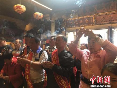 中国侨网东港紫天宫妈祖信众上香。 高亚成 摄