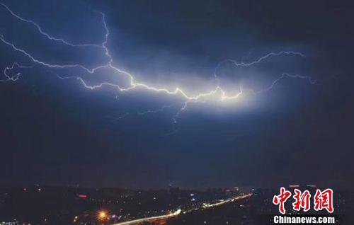 中国侨网网友拍摄的21日晚间桂林市区闪电景象。（网友供图）　中欣　摄