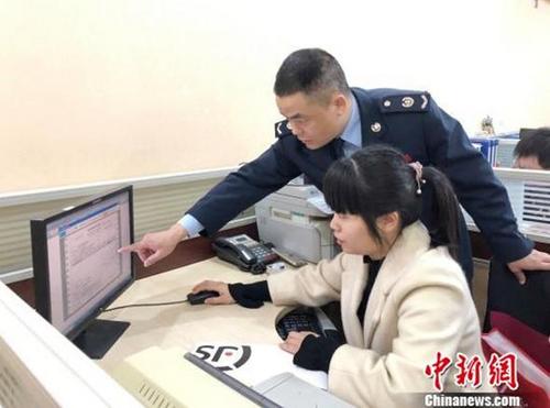 中国侨网福建税务部门工作人员正在指导财务人员相关涉税事项。 叶秋云 摄