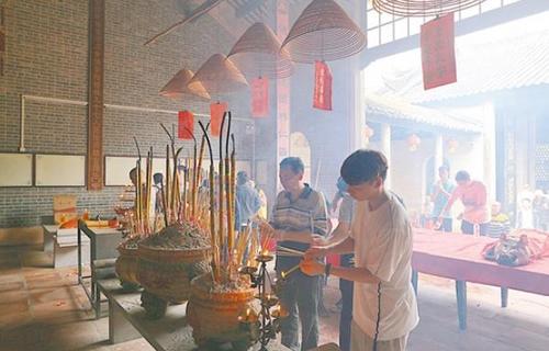 中国侨网罗氏宗亲齐聚一堂,共叙乡情。