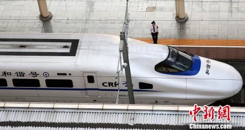 中国侨网4月9日，在南昌火车站，旅客正在下车出站。　胡国林　摄