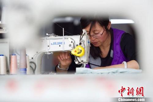 中国侨网杨永智在海门叠石桥家纺工厂内拍摄的作品 杨永智 摄