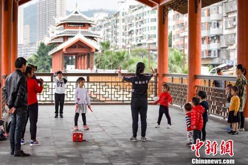 中国侨网市民带小孩在步栈道上锻炼。　陈秀容　摄