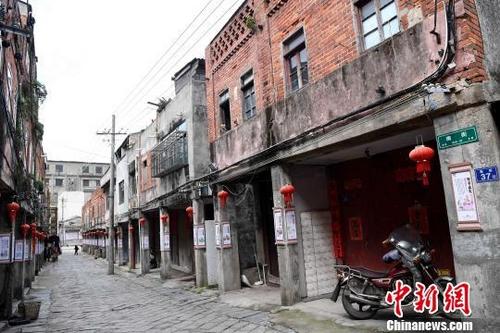 中国侨网南街，这里曾经商贾林立，是平潭的政治文化中心。　张斌　摄