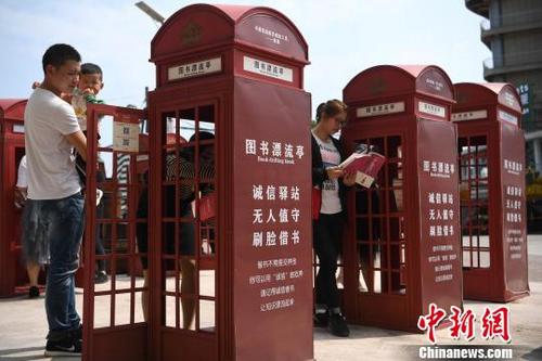 中国侨网图为不少民众正在阅读各类书籍。　陈超　摄