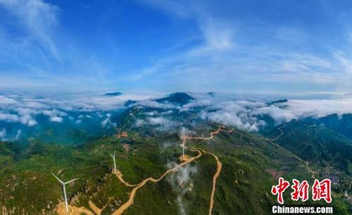 中国侨网航拍江西省新干县燥石景区的壮观云海，与风电塔组成一幅壮美的画卷。　李小明　摄