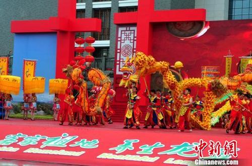 中国侨网龙岩民俗展演狂欢节30日在上杭举行。张斌摄