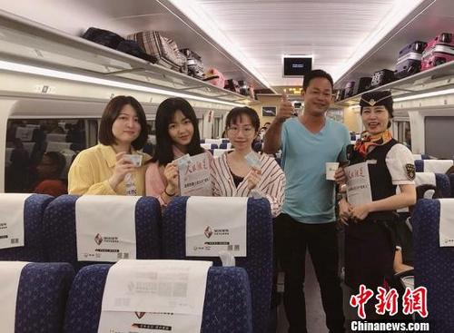 中国侨网5月1日，三位90后女生，趁着“五一”放假结伴同行一起乘坐G6381次赴香港“买买买”. 广九客运段供图 摄
