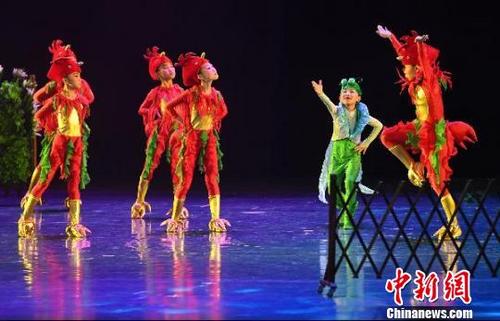 中国侨网5月4日，第八届福建省原创少儿舞蹈大赛现场决赛在福州大戏院举行，来自全省各地近600名小舞者参加比赛。 图为《草蜢弄鸡公》剧照。　张斌　摄