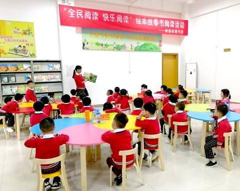中国侨网在“全民阅读 快乐阅读”绘本故事书阅读活动中,小朋友们听得津津有味。刘文龙 摄