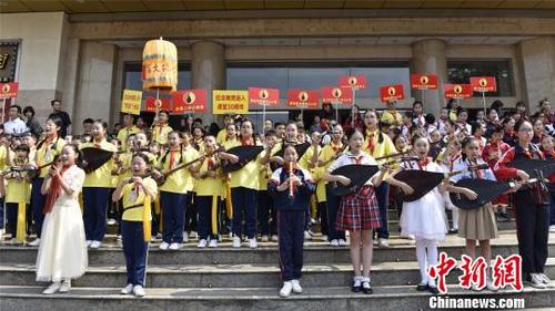 中国侨网泉州市313名中小学生以“歌吹漫步”的方式展示泉州南音传承的成果。　庄建萍　摄