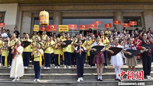 中国侨网泉州市313名中小学生以“歌吹漫步”的方式展示泉州南音传承的成果。 庄建萍 摄