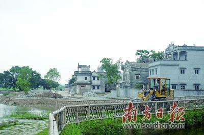 中国侨网水塘边违建的鸡舍、猪栏已经被清拆干净,祖宅的美丽村貌、古朴碉楼得以展现。郑琦 摄