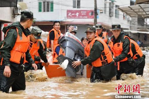 中国侨网5月17日，武警福建总队三明支队官兵在福建三明永安市小陶镇老街转移被困人员。李涛 刘扬　摄