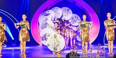 中国侨网在第二届“戴爱莲杯”人人跳全国群众舞蹈展演活动中,蓬江区文化馆带来的节目《五邑侨乡美》赢得阵阵掌声。蓬江区委宣传部供图