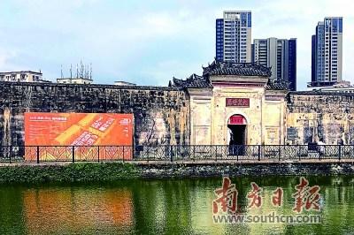 中国侨网大万世居是深圳现存最大的客家围屋之一，为大型古堡式客家围屋建筑。南方日报记者 朱洪波 摄