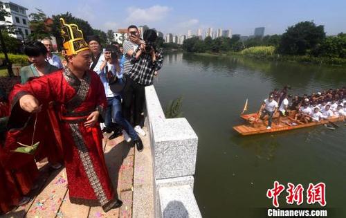 中国侨网图为活动现场举行端午祭屈子礼仪。　张斌　摄