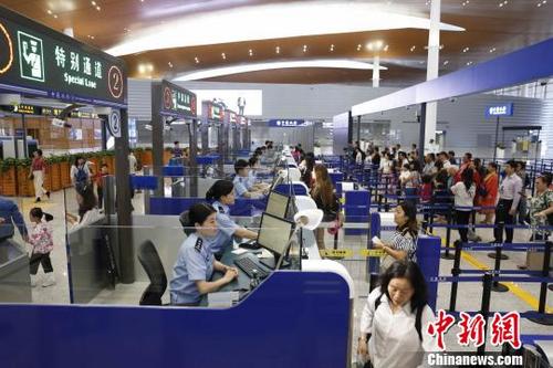 中国侨网截至6月6日16点20分,港珠澳大桥边检站共验放出入境旅客突破1000万人次大关。 王相国 摄