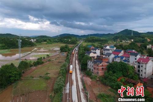 中国侨网6日晚，沪昆铁路湖沿至新塘边区间发生水漫道床、边坡溜坍等水害。汪翰　摄